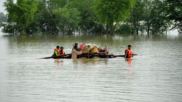 Displaced people transport usable belongings salvaged from their flood-hit home as they cross a flooded area in Sohbat Pur city of Jaffarabad, a district of Pakistan's southwestern Baluchistan province, Sunday, Aug. 28, 2022. - Sputnik International