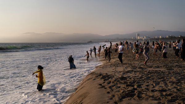 Participants dance on the beach at a weekly event hosted by Ecstatic Dance LA on Venice Beach in Los Angeles, Wednesday, Sept. 29, 2021 - Sputnik International