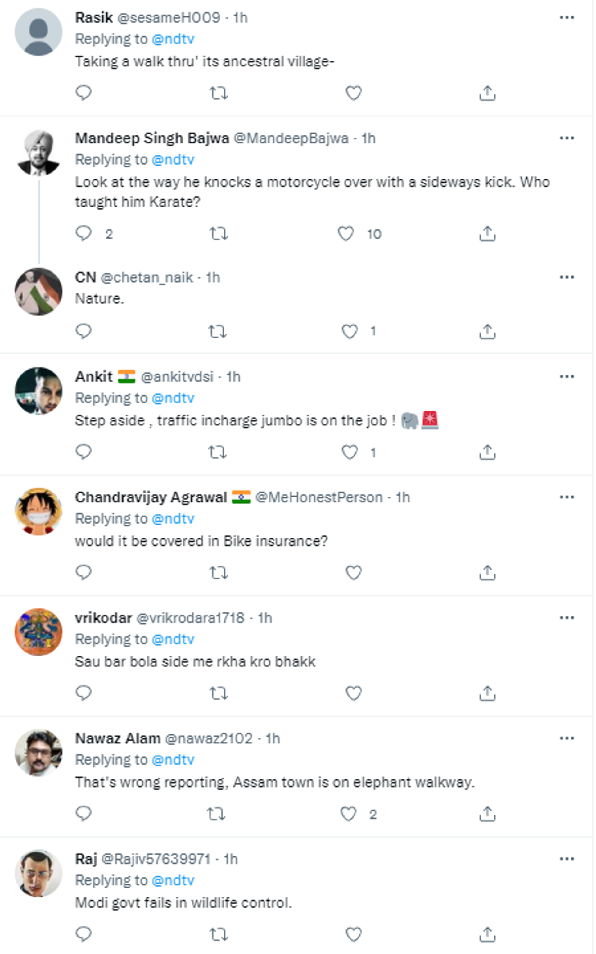 Twitter reacts to the viral video of an elephant wandering on the streets at midnight and kicking and knocking off a bike parked on the roadside. - Sputnik International, 1920, 30.08.2022