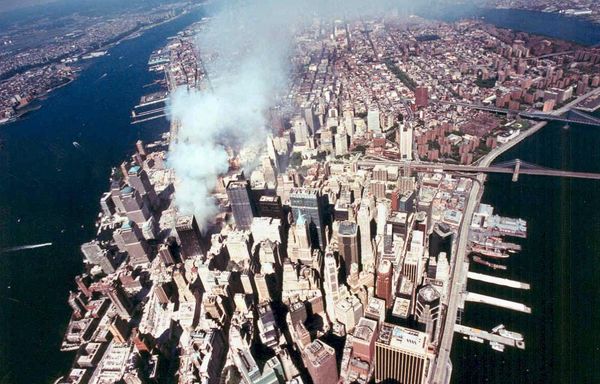 Вид сверху на разрушения после атаки на Всемирный торговый центр в США  - Sputnik International
