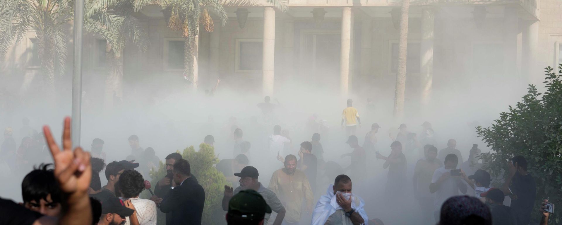 Iraqi security forces fire tear gas on followers of Shiite cleric Muqtada al-Sadr protesting inside the government palace grounds, in Baghdad, Iraq, Monday, Aug. 29, 2022 Iraqi security forces fire tear gas on followers of Shiite cleric Muqtada al-Sadr protesting inside the government palace grounds, in Baghdad, Iraq, Monday, Aug. 29, 2022 - Sputnik International, 1920, 30.08.2022