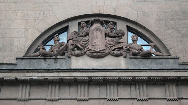 Lithuanian State Symbols - The Columns of Gediminas (Gediminaičių stulpai) and Vytis on the pediment of the Bank of Lithuania, Kaunas, Lithuania, 1927 - Sputnik International