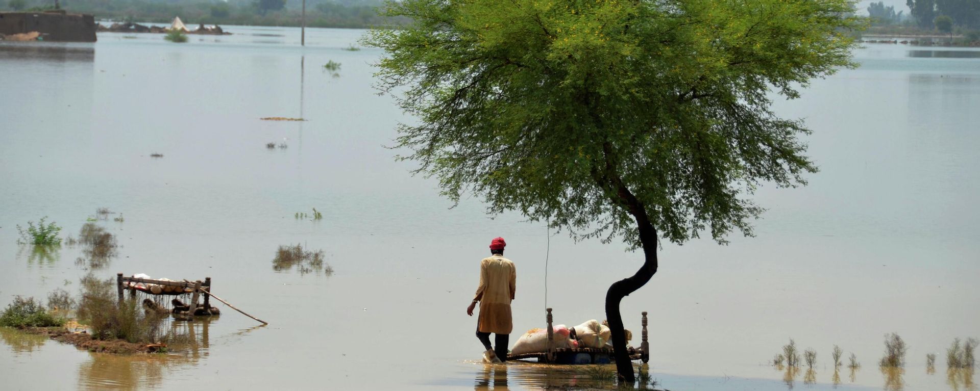 A villager uses cots to save usable items after salvaging from his flood-hit home, in Jaffarabad, a district of Pakistan's southwestern Baluchistan province, Saturday, Aug. 27, 2022. A villager uses cots to save usable items after salvaging from his flood-hit home, in Jaffarabad, a district of Pakistan's southwestern Baluchistan province, Saturday, Aug. 27, 2022. - Sputnik International, 1920, 15.11.2022