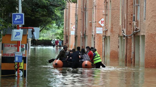 Rescue workers move stranded residents of an apartment in a boat after it was flooded due to heavy rains in Bengaluru, India, Monday, Nov. 22, 2021. Rescue workers move stranded residents of an apartment in a boat after it was flooded due to heavy rains in Bengaluru, India, Monday, Nov. 22, 2021. - Sputnik International