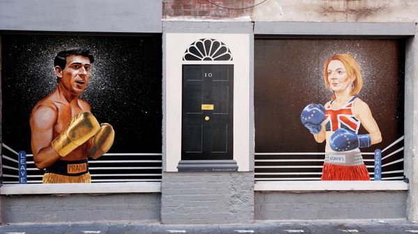 A new mural showing the two Conservative leadership contestants Rishi Sunak and Liz Truss appears on a wall in Belfast City Centre, Northern Ireland, Tuesday, Aug. 16, 2022. - Sputnik International