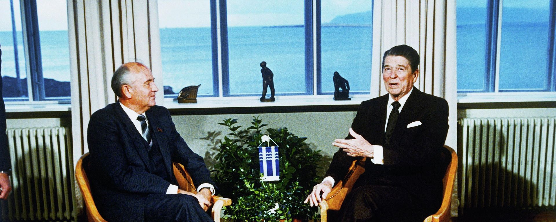 FILE - Soviet Leader Mikhail Gorbachev, left, and U.S. President Ronald Reagan talk during their meeting in Reykjavik, Iceland, Saturday, Oct. 11, 1986. Russian news agencies are reporting that former Soviet President Mikhail Gorbachev has died at 91. The Tass, RIA Novosti and Interfax news agencies cited the Central Clinical Hospital. - Sputnik International, 1920, 01.09.2022