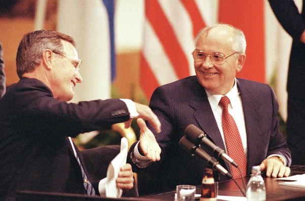 FILE - In this Sept. 9, 1990 file photo U.S. President George Bush shakes hands with Soviet President Mikhail Gorbachev at the conclusion of their joint news conference ending the one day summit in Helsinki, Finland. - Sputnik International