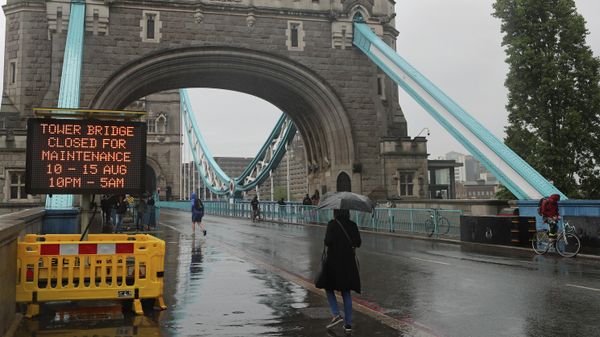 People walk past a sign on the approaches to Tower Bridge on the River Thames in London, Monday Aug. 9, 2021 - Sputnik International