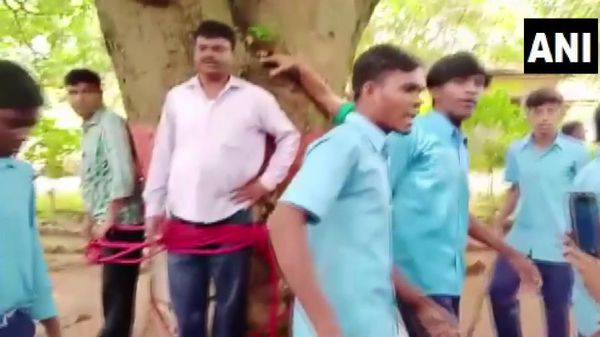  
Jharkhand | School students in a village in Dumka tied their teachers to a tree & allegedly beat them up for providing fewer marks to them due to which they flunked their exams - Sputnik International
