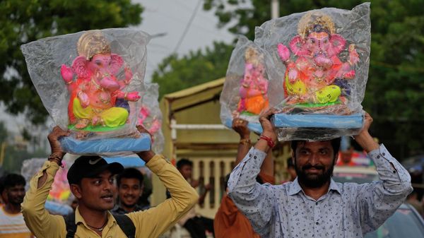 Devotees carry idols of elephant-headed Hindu God Ganesha to take home for worship on the eve of Ganesh Chaturthi festival celebrations in Ahmedabad, India, Tuesday, Aug. 30, 2022. - Sputnik International