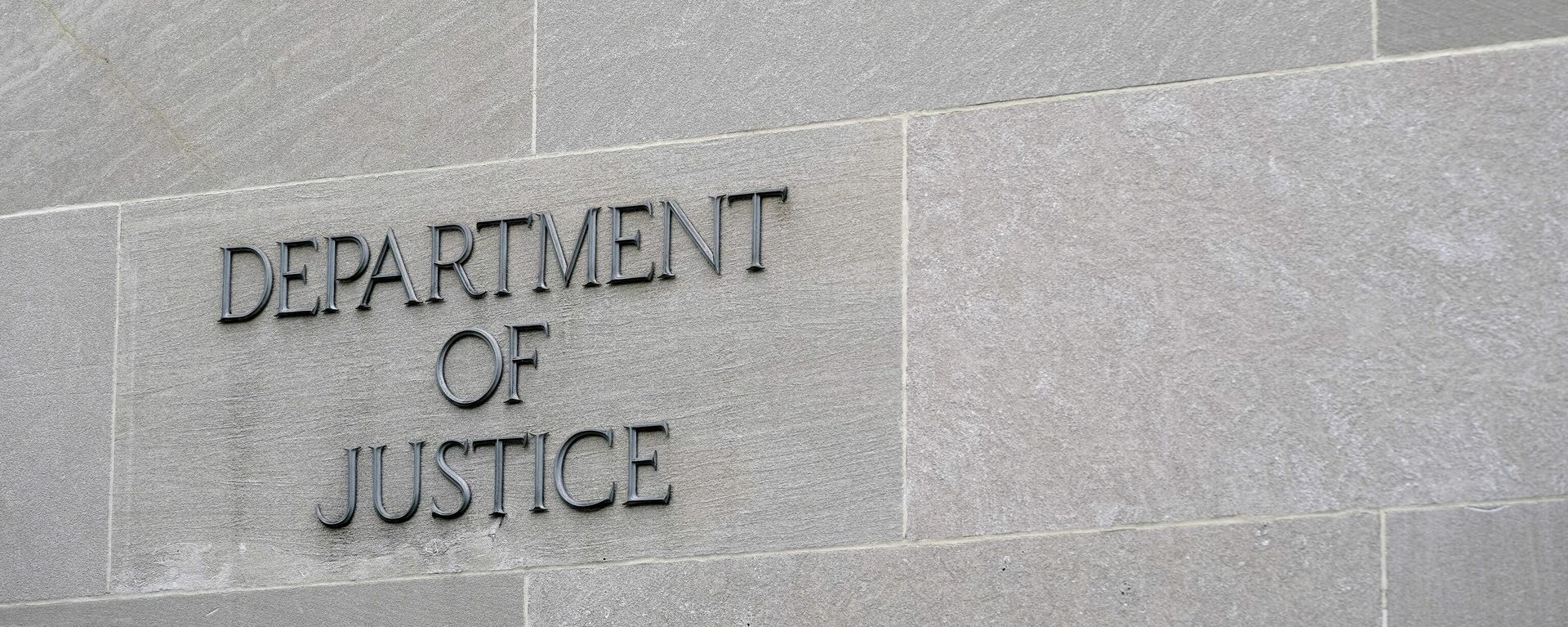 A sign marks the facade of the Robert F. Kennedy Department of Justice Building, Thursday, May 5, 2022, in Washington.  - Sputnik International, 1920, 27.09.2024
