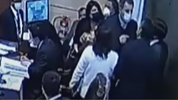 Chilean MPs Gonzalo de la Carrera (bottom right) and Alexis Sepúlveda (top right) argue in the Chamber of Deputies on August 30, 2022, moments before Carrera threw two punches at Sepúlveda. He was expelled from the right-wing Republican Caucus for the incident. - Sputnik International
