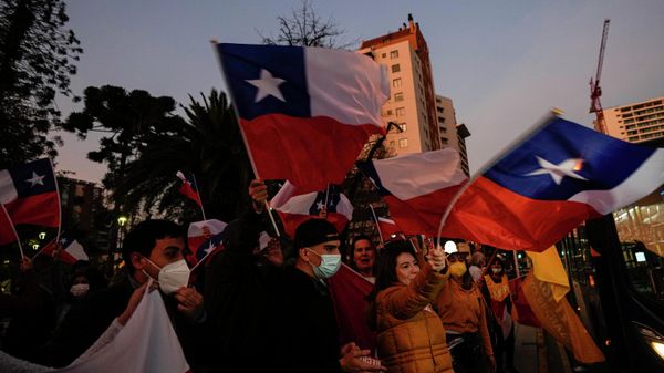 People waving national flags rally against a new draft of the proposed Constitution at the Plaza Nunoa in Santiago, Chile, Friday, Aug. 19, 2022. Chileans have until a Sept. 4 plebiscite to study the articles of the draft Constitution and decide if it will replace the current Magna Carta imposed by a military dictatorship 41 years ago. - Sputnik International