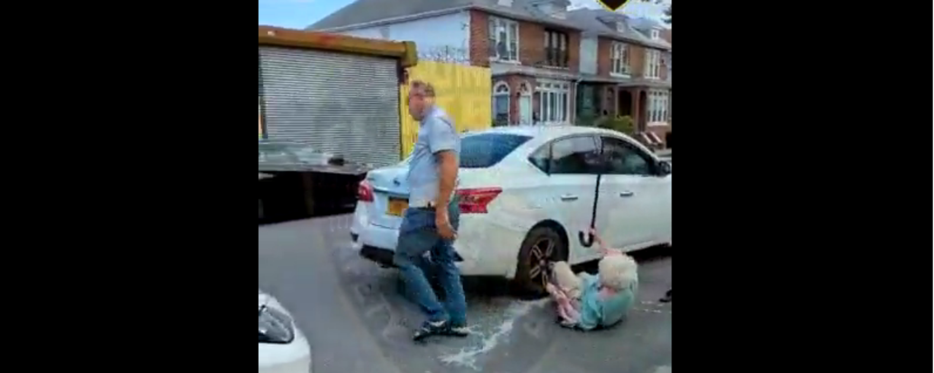 A screenshot from social media video showing the incident with elderly woman in a NYC taxi on August 31, 2022. - Sputnik International, 1920, 01.09.2022