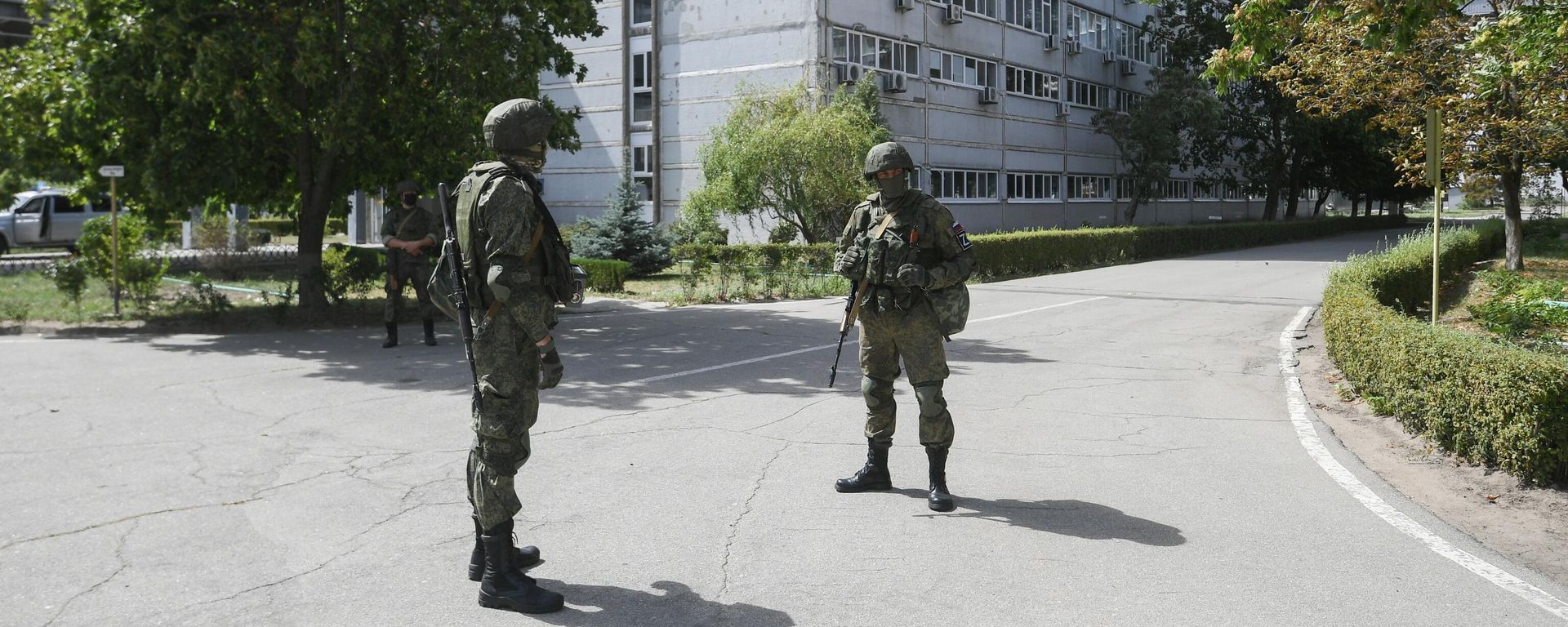 Russian servicemen are seen on the territory of the Zaporozhye nuclear power plant, as Russia's military operation in Ukraine continues, in Energodar, Zaporizhzhia region, Ukraine - Sputnik International, 1920, 19.10.2022