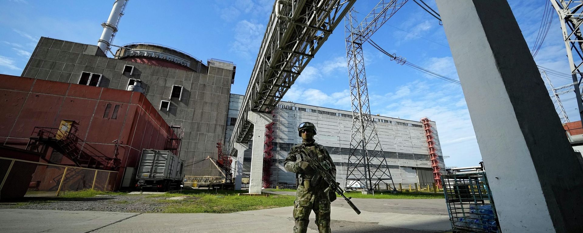 A Russian serviceman guards an area of the Zaporozhye Nuclear Power Station, May 1, 2022 A Russian serviceman guards an area of the Zaporozhye Nuclear Power Station, May 1, 2022 - Sputnik International, 1920, 01.09.2022
