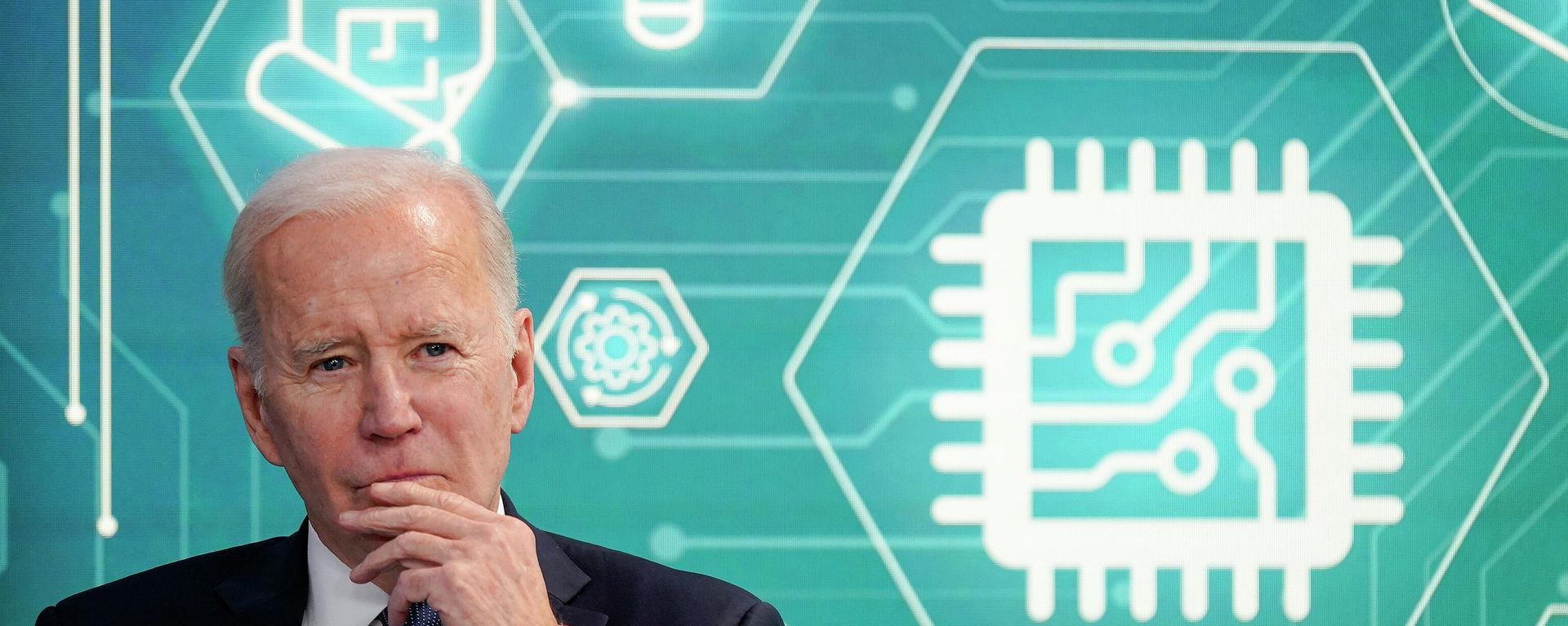 President Joe Biden attends an event to support legislation that would encourage domestic manufacturing and strengthen supply chains for computer chips in the South Court Auditorium on the White House campus, March 9, 2022, in Washington. Just hours before Senate Republican leader Mitch McConnell threatened to block a bill to revive the U.S. computer chip sector, senior Biden aides met on a Thursday morning to plan for that exact scenario. They decided to keep pushing and working bipartisan relationships with legislators developed over 18 months, leading to the passage of the $280 billion CHIPS and Science Act. - Sputnik International, 1920, 03.09.2024