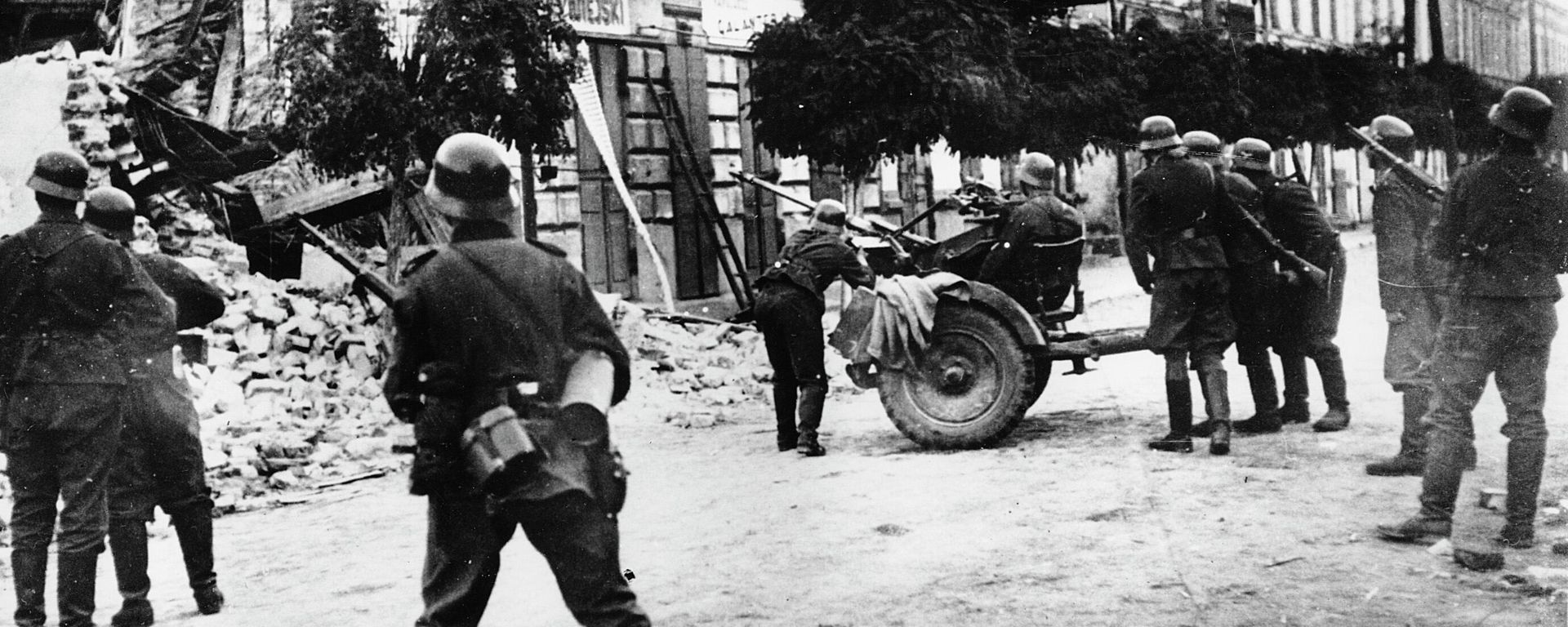 German soldiers try to dislodge snipers in Warsaw during the Nazi invasion of Poland in Sept. 1939 in World War II - Sputnik International, 1920, 01.09.2022