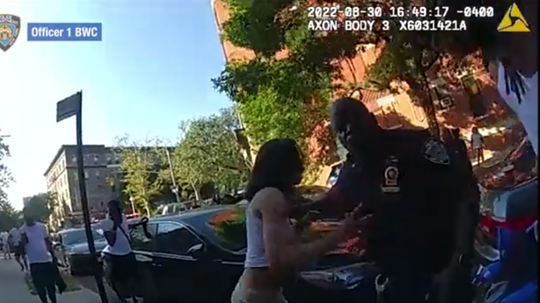 A body-worn camera footage of the incident invlolving NYPD officer, August 30, 2022. - Sputnik International
