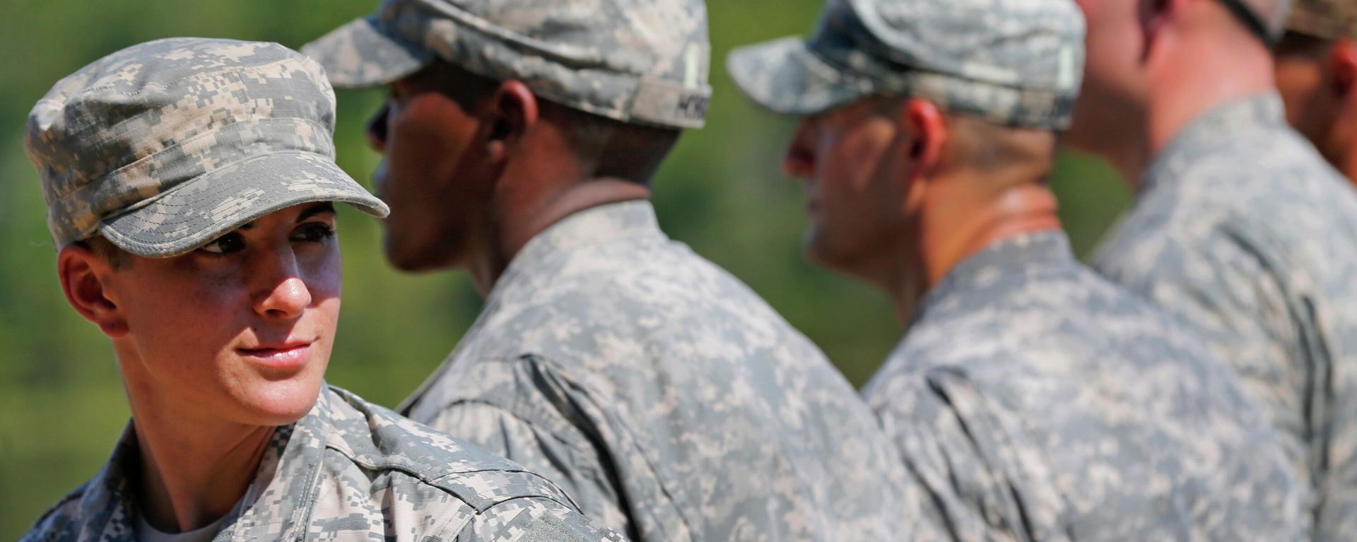  In this Aug. 21, 2015 file photo, U.S. Army Capt. Kristen Griest, left, of Orange, Conn., stands in formation during an Army Ranger School graduation ceremony at Fort Benning, Ga. - Sputnik International, 1920, 02.09.2022