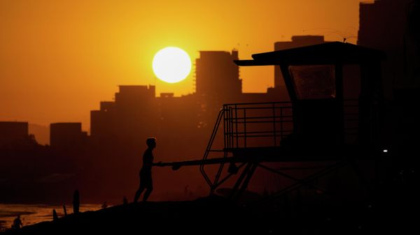 A lifeguard packs up for the day as the sun sets on Thursday, Sept. 1, 2022, in Long Beach, Calif. Parts of southern California are under an excessive heat warning through Tuesday morning. - Sputnik International