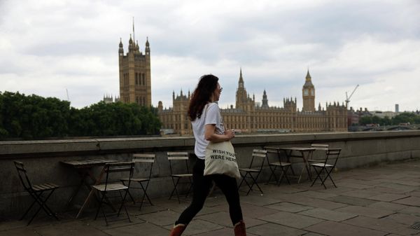A pedestrian walks opposite The Palace of Westminster, Britain's Houses of Parliament A pedestrian walks opposite The Palace of Westminster, Britain's Houses of Parliament - Sputnik International