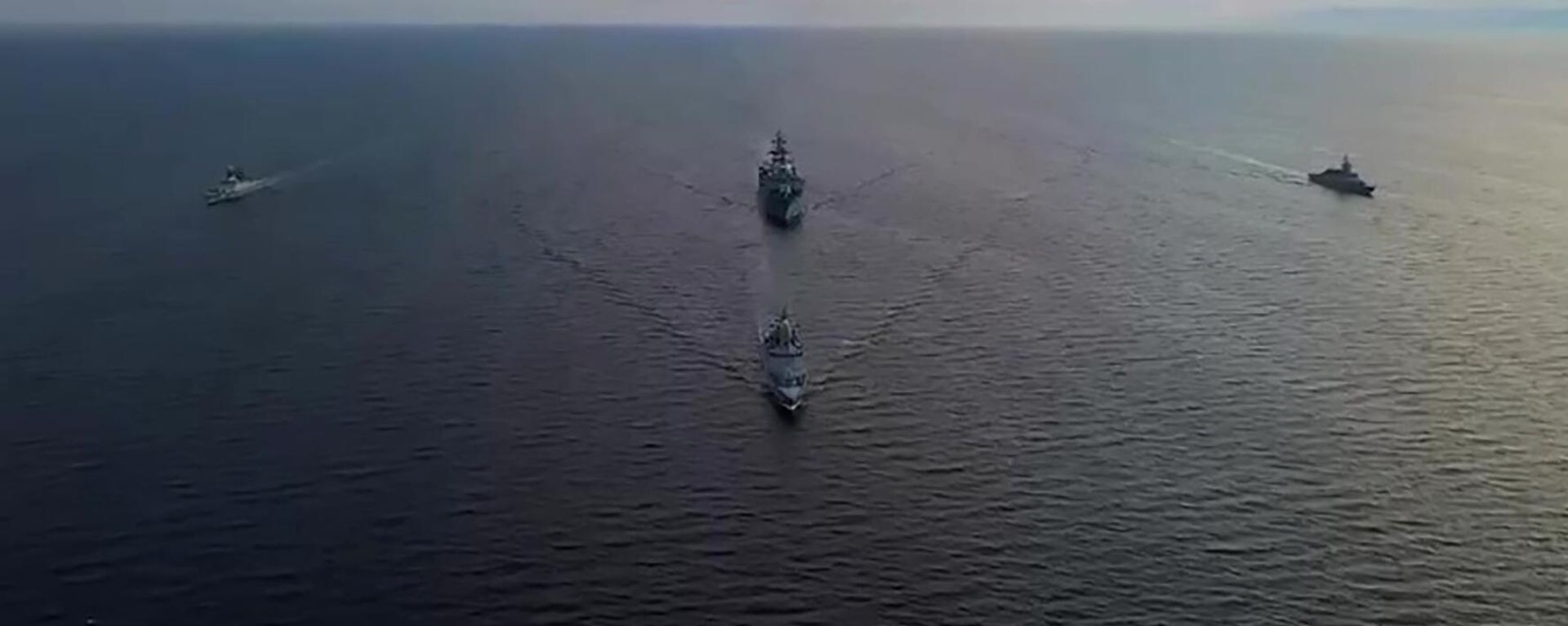 Russian and Chinese warships meet in the Sea of Japan during the Vostok-2022 military exercises Russian and Chinese warships meet in the Sea of Japan during the Vostok-2022 military exercises - Sputnik International, 1920, 22.12.2022