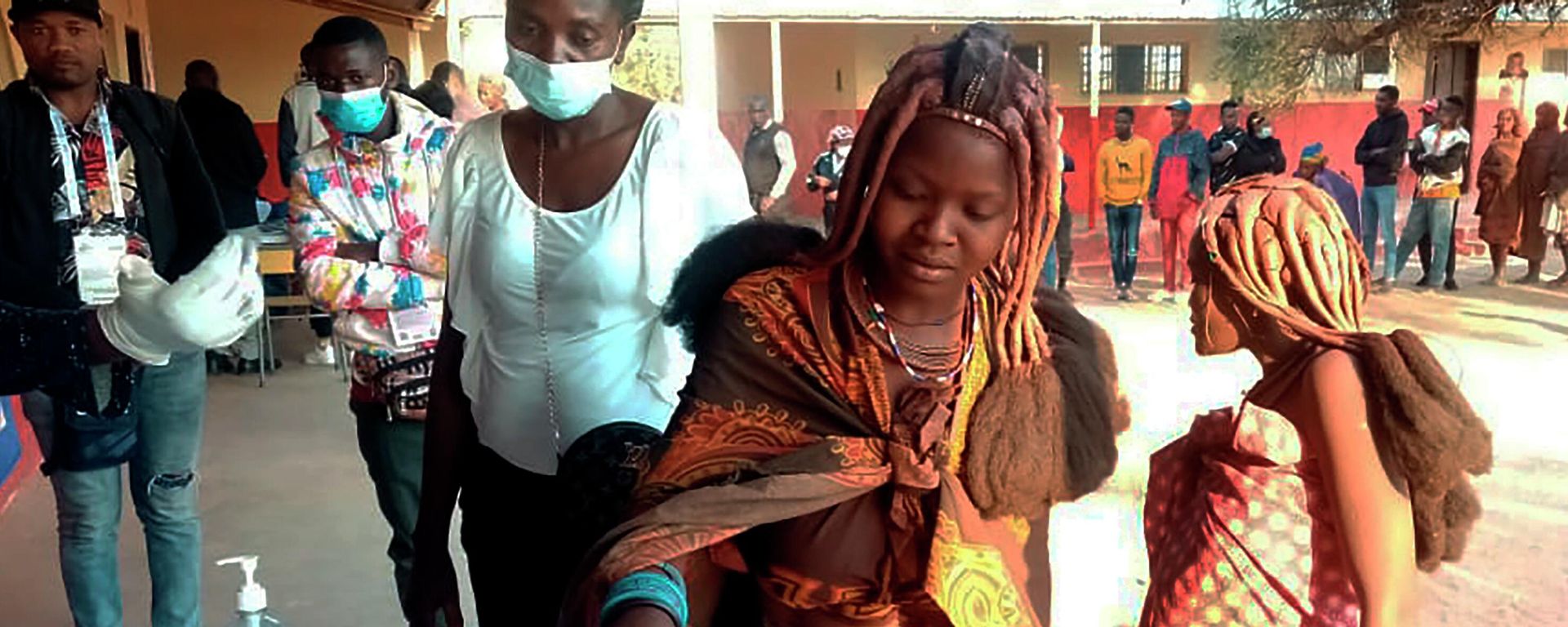 A voter casts her vote at a polling station in Luanda, Wednesday, Aug. 24, 2022 A voter casts her vote at a polling station in Luanda, Wednesday, Aug. 24, 2022 - Sputnik International, 1920, 02.09.2022