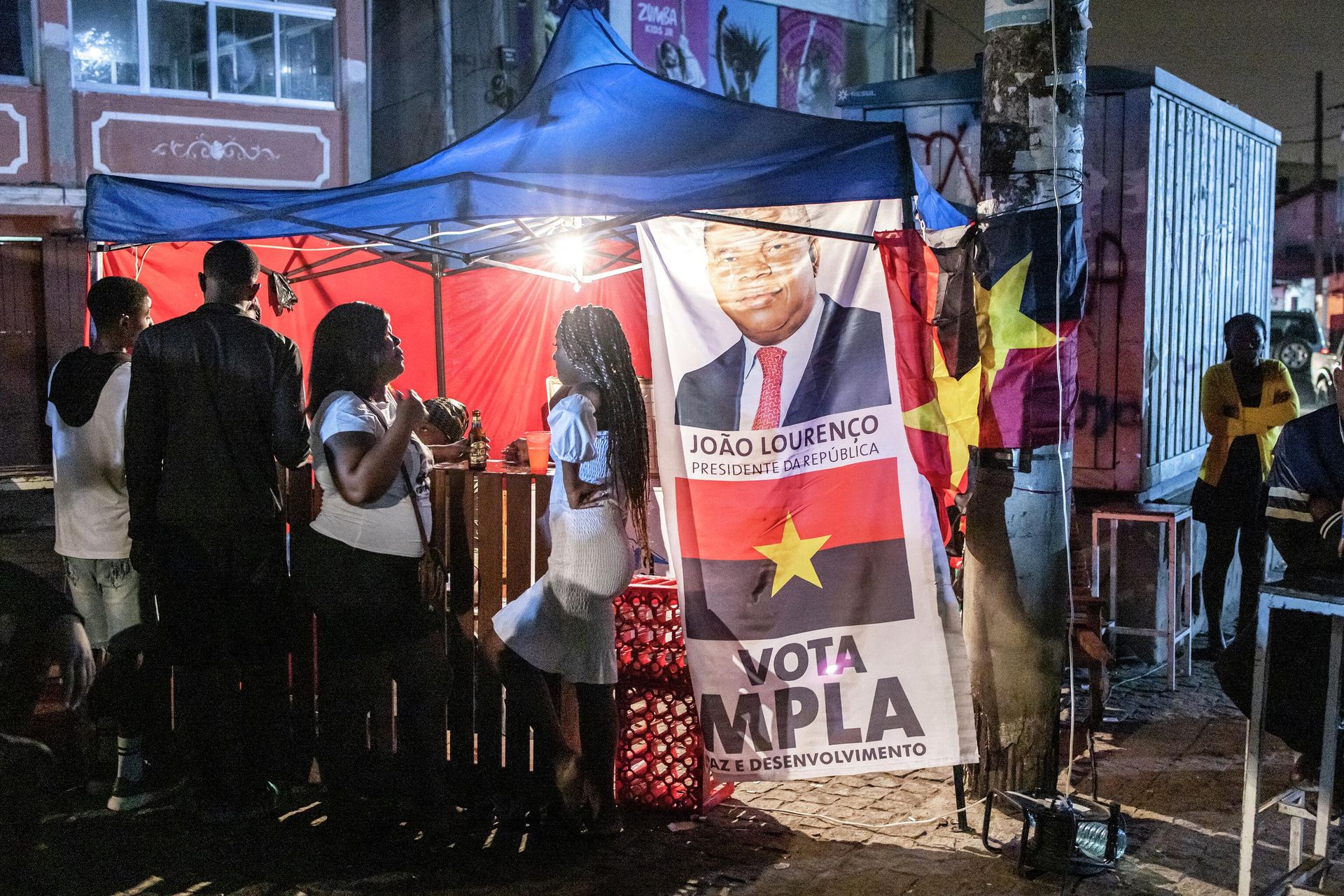 (FILES) In this file photo taken on August 21, 2022 People buy and drink beer at a People’s Movement for the Liberation of Angola (MPLA) street party on Cape Island in Luanda - Sputnik International, 1920, 02.09.2022