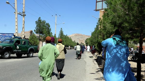 Afghan people run near the site of an explosion in Herat province, Afghanistan, Friday, Sept 2, 2022 - Sputnik International