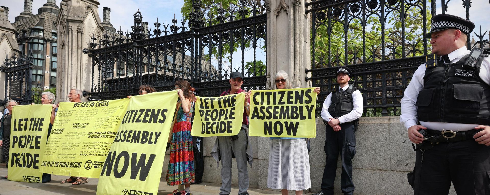 Extinction Rebellion activists hold banners outside of Britain's Houses of Parliament Extinction Rebellion activists hold banners outside of Britain's Houses of Parliament - Sputnik International, 1920, 02.09.2022