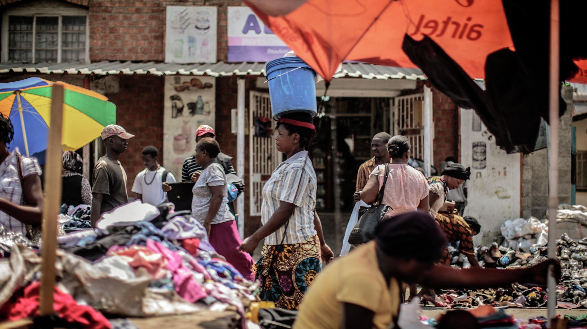 People shop at an open air market on Patrice Lumumba road in Lusaka. File photo People shop at an open air market on Patrice Lumumba road in Lusaka. File photo - Sputnik International, 1920, 16.09.2022