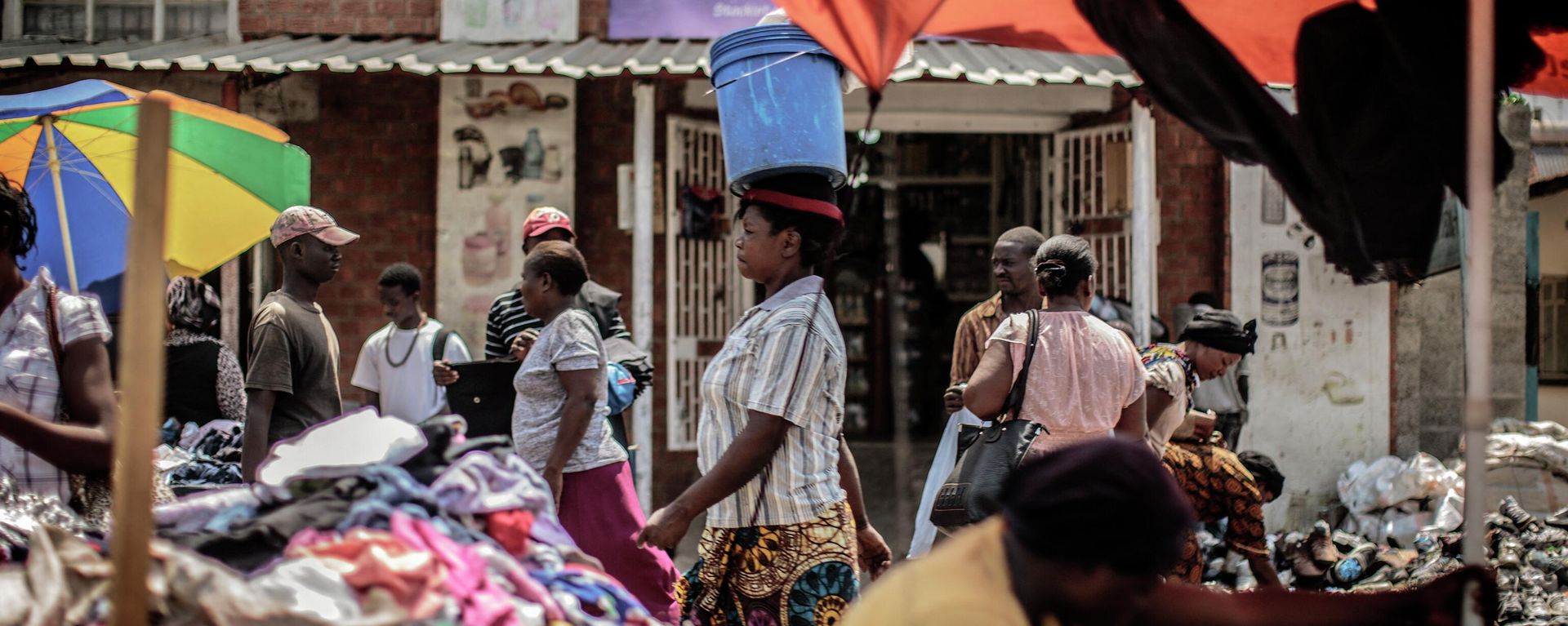 People shop at an open air market on Patrice Lumumba road in Lusaka. File photo People shop at an open air market on Patrice Lumumba road in Lusaka. File photo - Sputnik International, 1920, 16.09.2022
