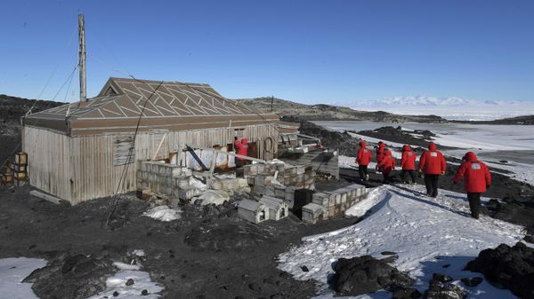 U.S. Secretary of State John Kerry and his delegation visit the historic Shackleton hut near McMurdo Station, Antarctica, Friday, Nov. 11, 2016. Secretary Kerry is traveling to Antarctica, New Zealand, Oman, United Arab Emirates, Morocco, and attending APEC in Peru on his 9 day trip. (Mark Ralston/Pool Photo via AP) - Sputnik International