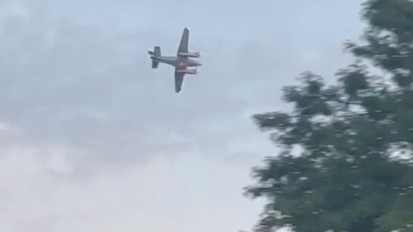 A Twitter screenshot showing a plane flying over a Walmart in Tupelo - Sputnik International