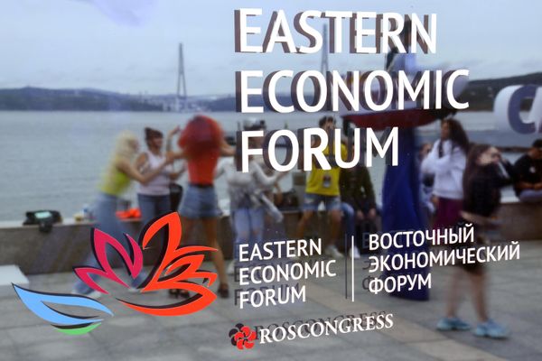 A banner featuring the logo of the Eastern Economic Forum at the Far Eastern Federal University (FEFU) campus on Russky Island, Vladivostok. - Sputnik International