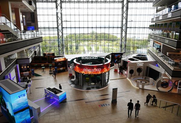 The main building of the Far Eastern Federal University (FEFU) campus on Russky Island ahead of the Eastern Economic Forum (EEF) in Vladivostok. - Sputnik International