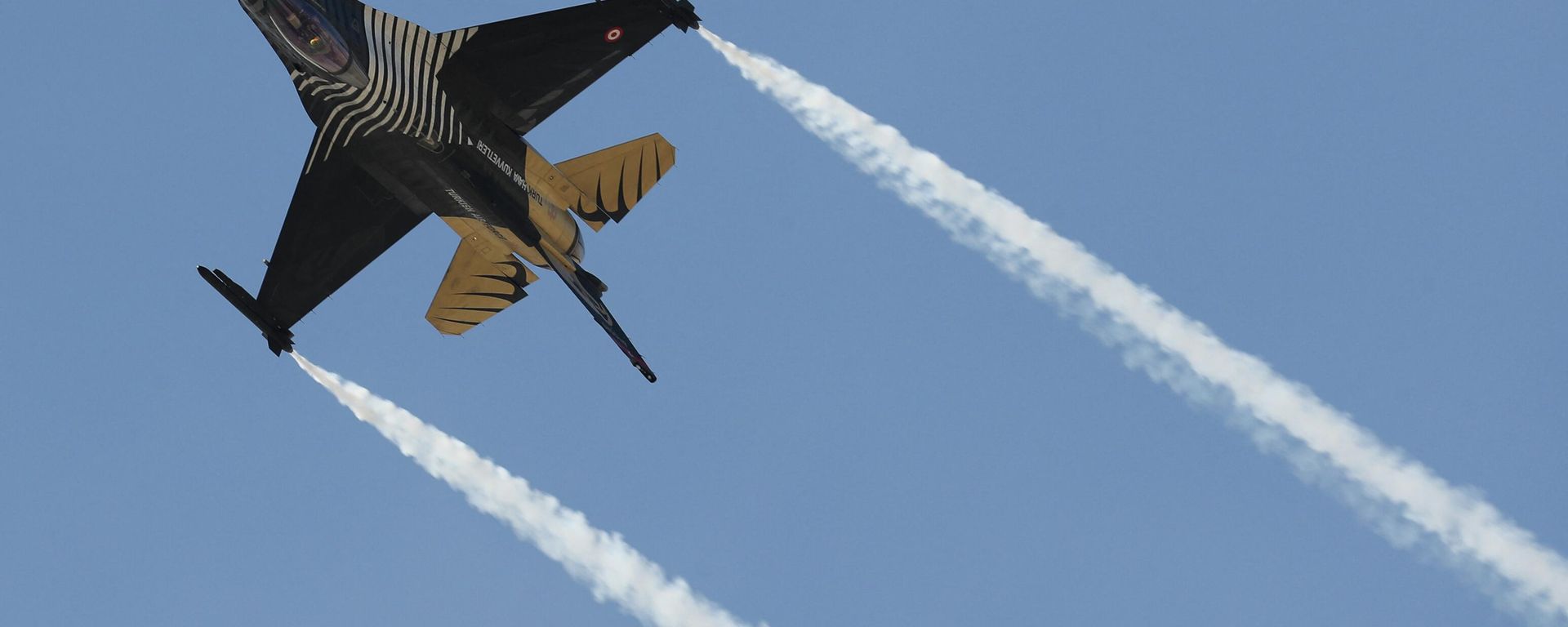 An acrobatic plane pilot performs with General Dynamics F-16 Solo Turk aerial aerobatic aircraft during the 5th Sivrihisar Airshow in Sivrihisar district of Eskisehir, in Turkey, on September 13, 2020 An acrobatic plane pilot performs with General Dynamics F-16 Solo Turk aerial aerobatic aircraft during the 5th Sivrihisar Airshow in Sivrihisar district of Eskisehir, in Turkey, on September 13, 2020 - Sputnik International, 1920, 04.09.2022
