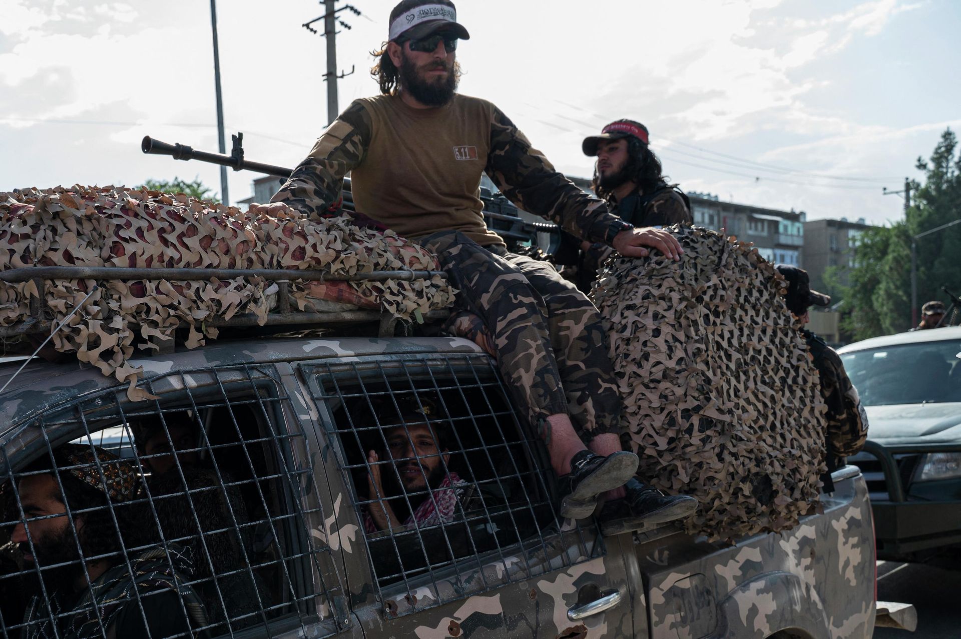 Armed Taliban fighters travel along a road at the back of a pickup vehicle in a convoy in Kabul on August 30, 2022. (Photo by Wakil KOHSAR / AFP) - Sputnik International, 1920, 20.09.2022