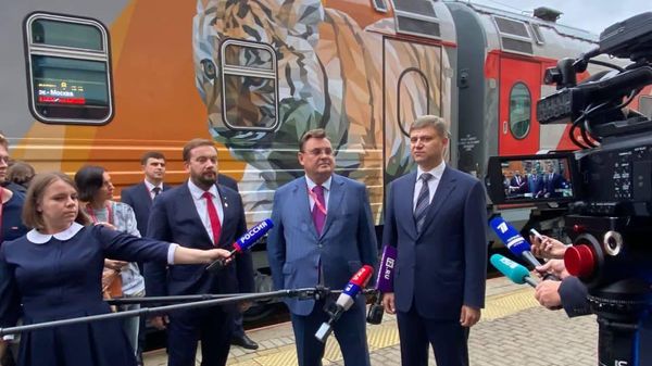 Director of the Roscongress Foundation Alexander Stuglev, Minister of Justice Konstantin Chuichenko and General Director of Russian Railways Oleg Belozerov launched the first striped train on Monday, featuring paintings of tigers. Director of the Roscongress Foundation Alexander Stuglev, Minister of Justice Konstantin Chuichenko and General Director of Russian Railways Oleg Belozerov launched the first striped train on Monday, featuring paintings of tigers. - Sputnik International