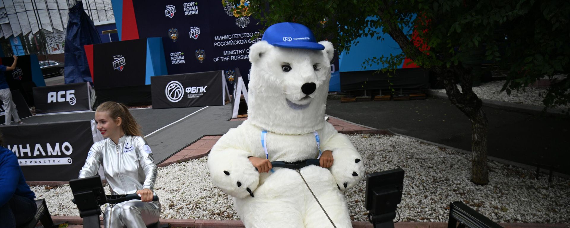 At the pavilion of the Ministry of Sports of the Russian Federation at the Eastern Economic Forum in Vladivostok. At the pavilion of the Ministry of Sports of the Russian Federation at the Eastern Economic Forum in Vladivostok. - Sputnik International, 1920, 08.09.2022
