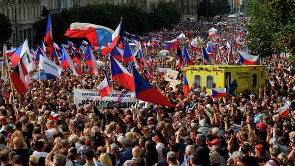 Thousands of demonstrators gather to protest against the government at the Vencesla's Square in Prague, Czech Republic, Saturday, Sept. 3, 2022. - Sputnik International