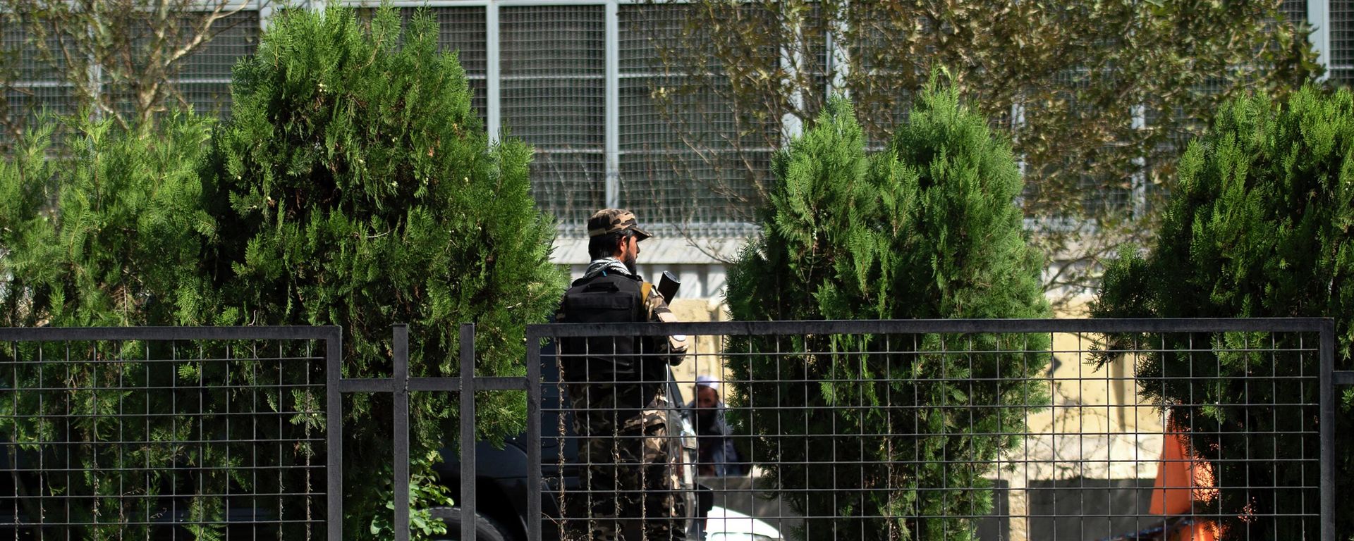 A Taliban fighter stands guard in front of the Russian embassy after a suicide attack in Kabul on September 5, 2022. A Taliban fighter stands guard in front of the Russian embassy after a suicide attack in Kabul on September 5, 2022. - Sputnik International, 1920, 05.09.2022