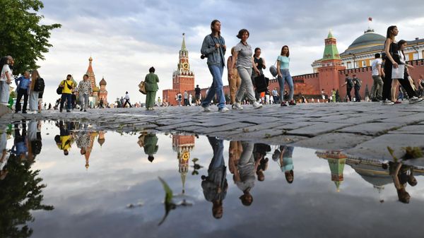 People walk on Red Square in Moscow People walk on Red Square in Moscow - Sputnik International