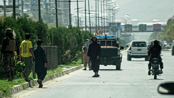 Taliban fighters (C) stand guard along a road near the Russian embassy after a suicide attack in Kabul on September 5, 2022 - Sputnik International