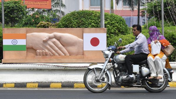 Indian commuters drive past a display of the Japanese and Indian national flags (File) - Sputnik International