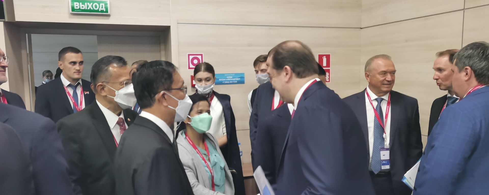  Ivan Polyakov Chairman of Russia–ASEAN Business Council greets Myanmar guests - Sputnik International, 1920, 06.09.2022