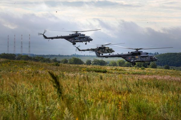 Multi-purpose Mi-8 helicopters at the strategic command and staff at the 'Vostok 2022' military maneuvers at the Sergeevsky training ground - Sputnik International