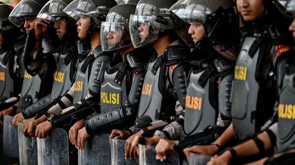 Police stand guard while university students protest against the price of gasoline at the governor's office in Banda Aceh on September 6, 2022. - Sputnik International