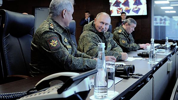 Russian President Vladimir Putin observing the final part of the 'Vostok 2022' military maneuvers at the Sergeevsky training ground - Sputnik International